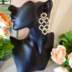𝅺WHITE Seed Bead Flower Earrings
